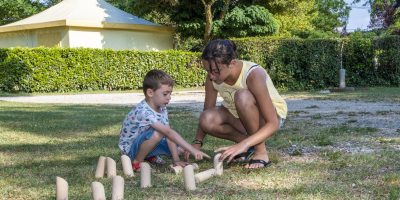 Animation jeux en bois au camping le Château à Hauterives