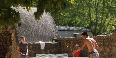 Ping pong au camping le Château à Hauterives, palais idéal du Facteur Cheval